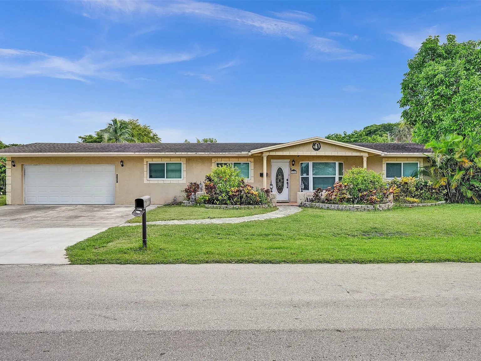 4 bed, 2.0 bath, 1600 sqft, $3,500 — Photo 1