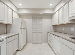 2670 Oxford St N APT 202, Roseville, MN 55113