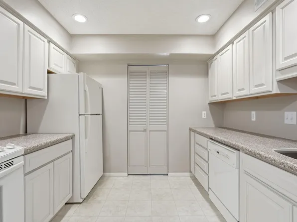 2670 Oxford St N APT 202, Roseville, MN 55113