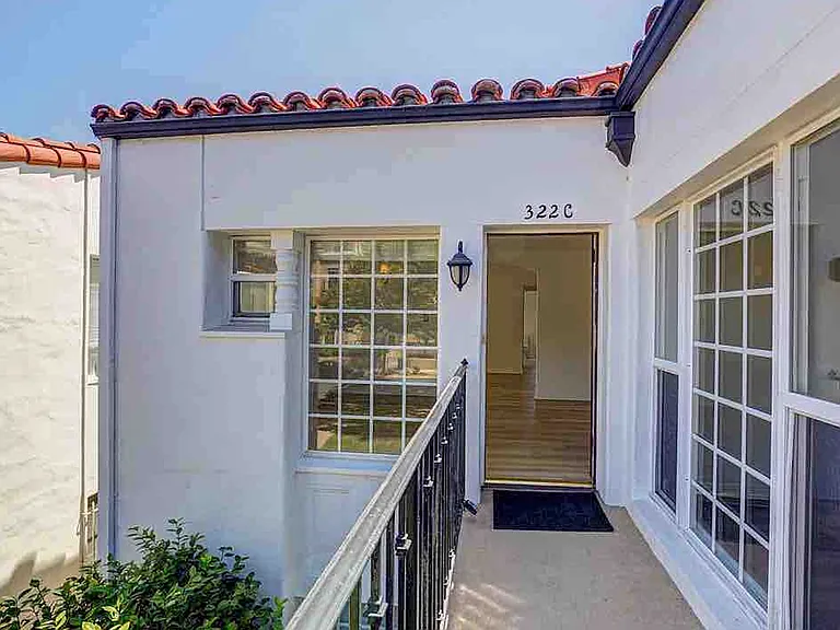 320-322 S Reeves Dr — Photo 2