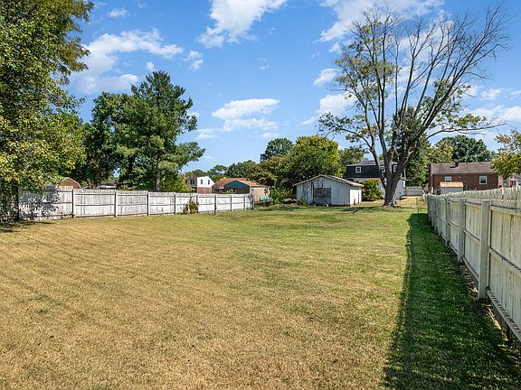 4th image of 12 Sweetbriar Ave