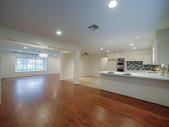 5th image of 10415 Timberwood Dr