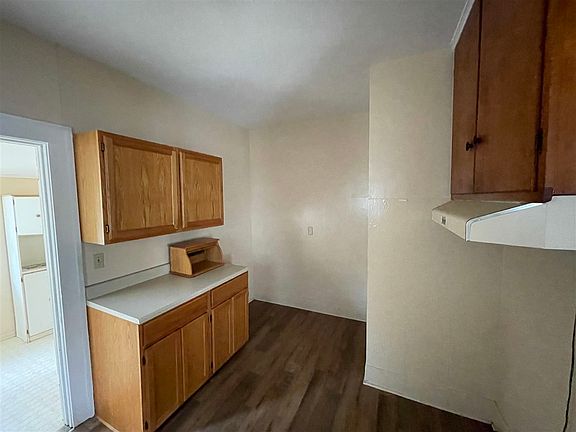 5th image of 425 W Lincoln Ave