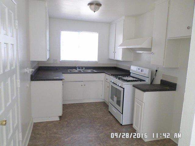 2nd image of 530 E Lingard St