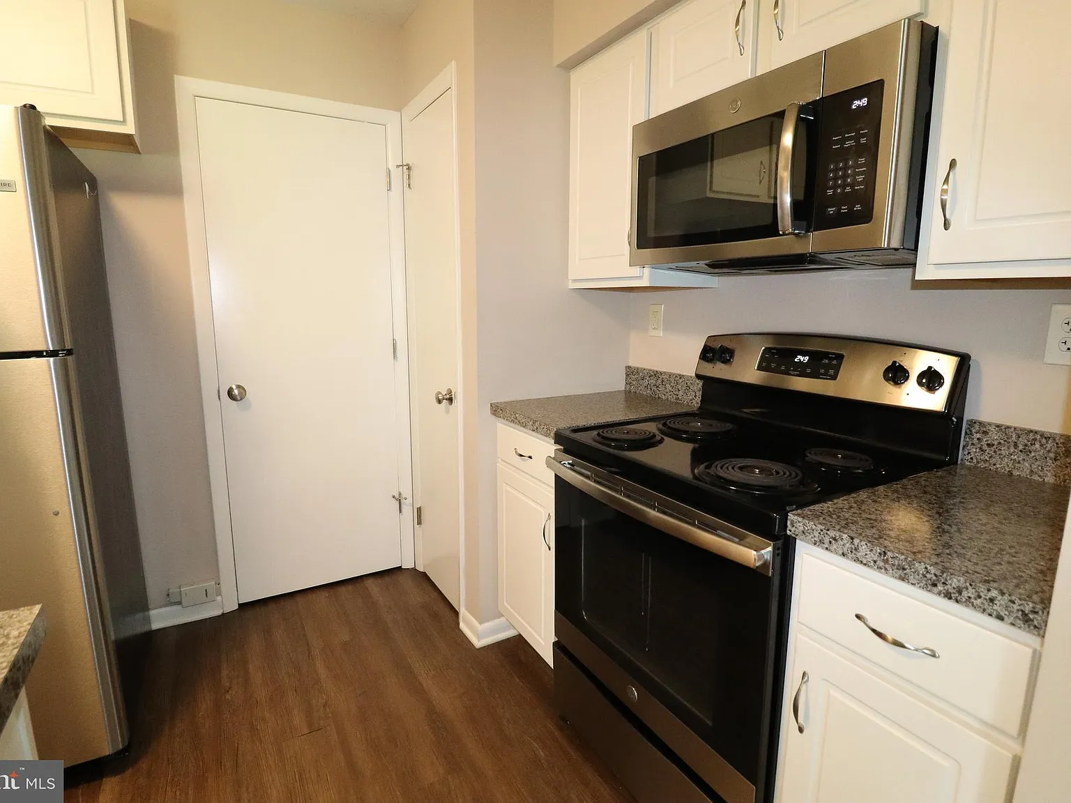 2 bed, 1.5 bath, 1320 sqft, $2,100 — Photo 4
