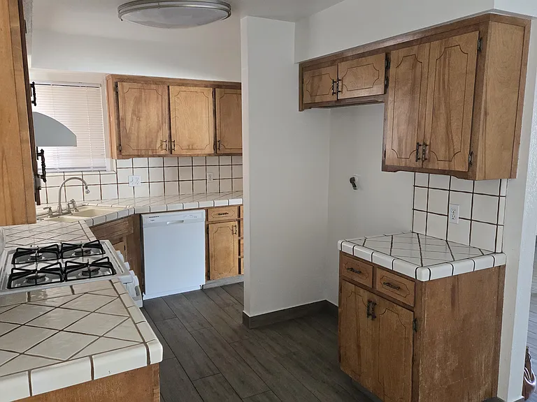 630 N Oxford St — Photo 4