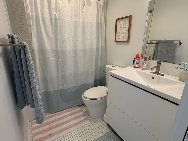 Full bathroom - 2nd floor