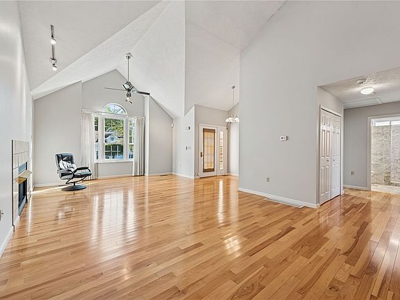 2nd image of 506 Sheridan Ln