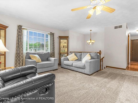5th image of 2610 Renfrew Way