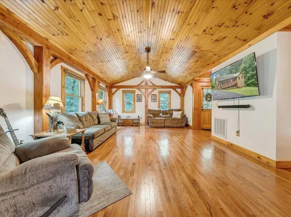 200 Camelot Dr, Moneta, VA 24121