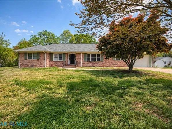37 Chase St, Kilmarnock, VA 22482