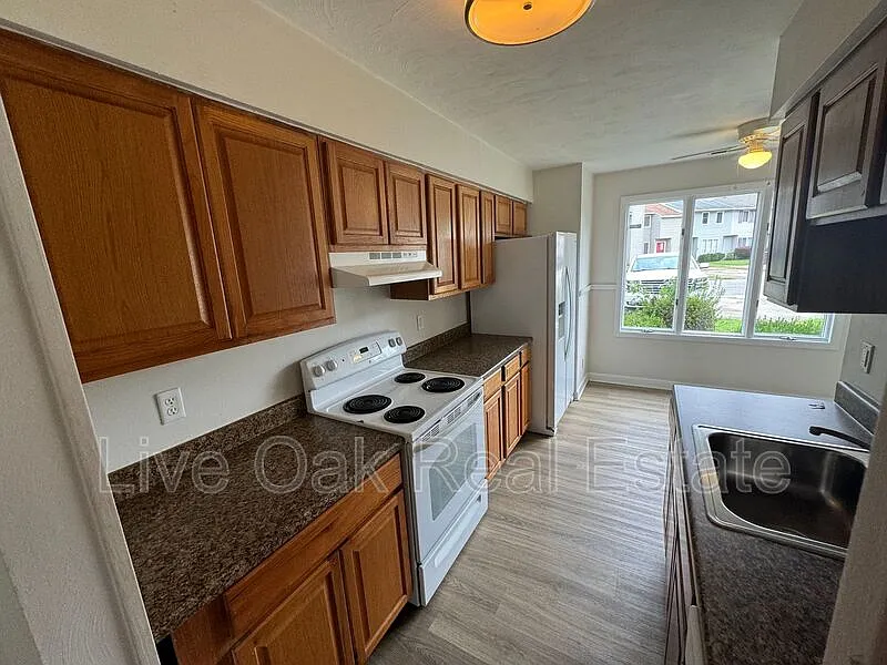 2 bed, 1.5 bath, 1295 sqft, $1,595 — Photo 4