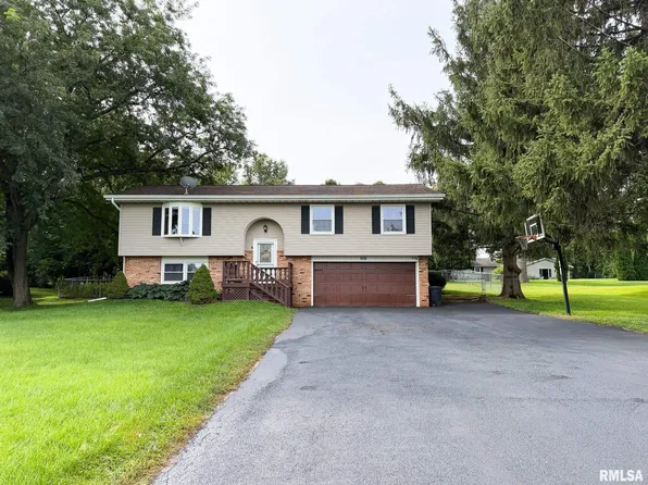 906 Lake Rd, Eureka, IL 61530