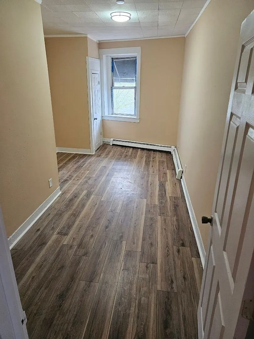 Newly Renovated - 3BR in Manville — Photo 2
