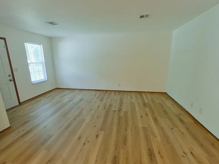 611 S Mount Carmel St — Photo 3