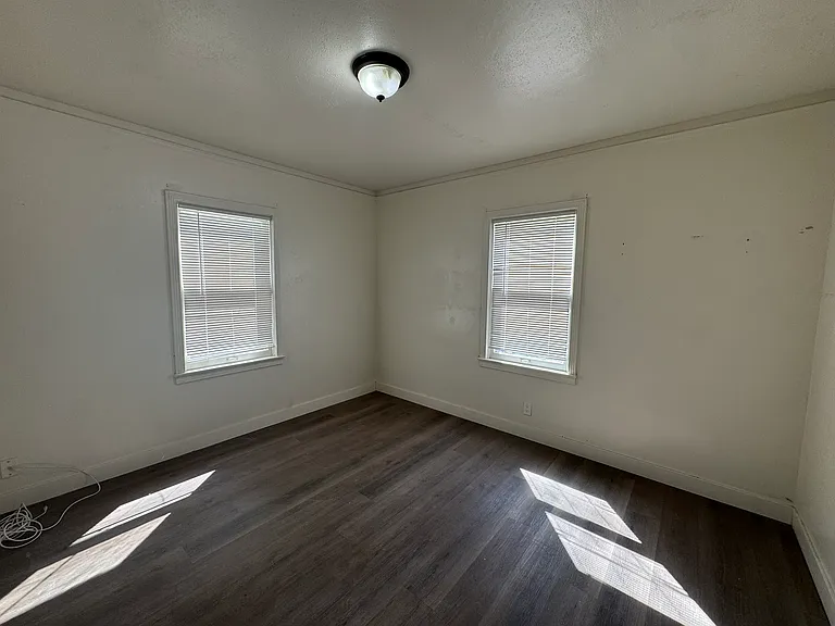 1361 N Safford Ave — Photo 15