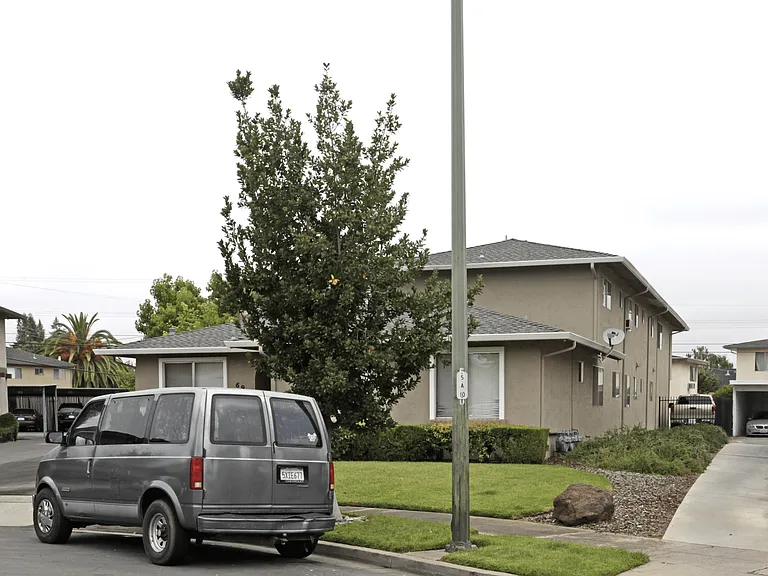 691 Ontario Ct — Photo 12
