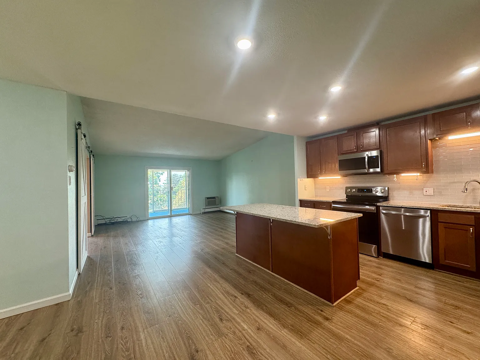 2 bed, 1200 sqft, $1,760 — Photo 2