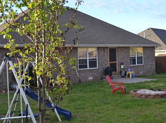LG BACKYARD W/ PRIVACY FENCE