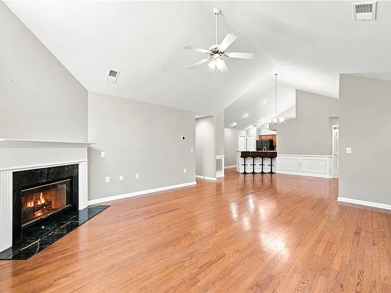 3204 Village Ln — Photo 10