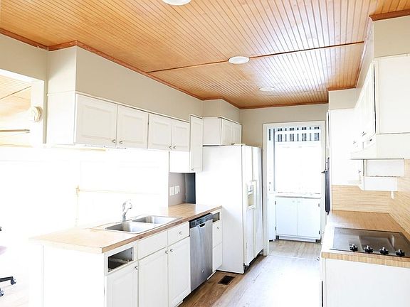 3rd image of 904 W 7th St