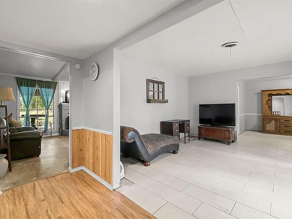 5th image of 24360 Creekwood Dr