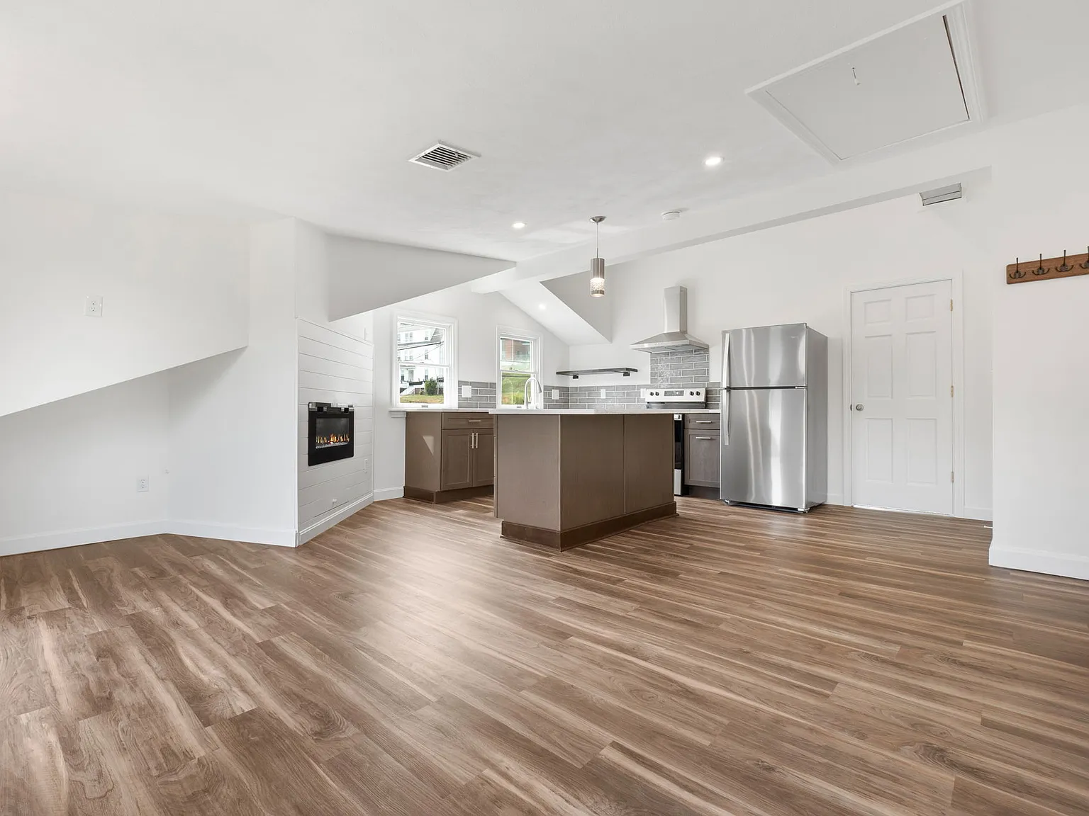 2 bed, 900 sqft, $2,900 — Photo 3