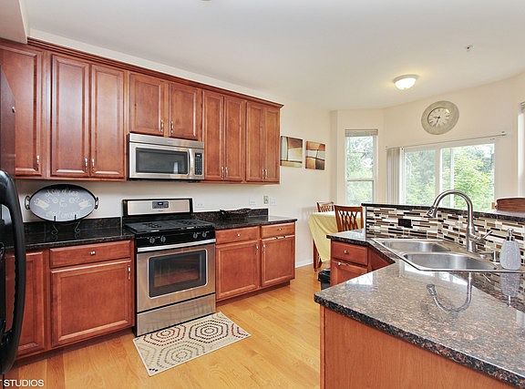4th image of 806 Spencer Ln