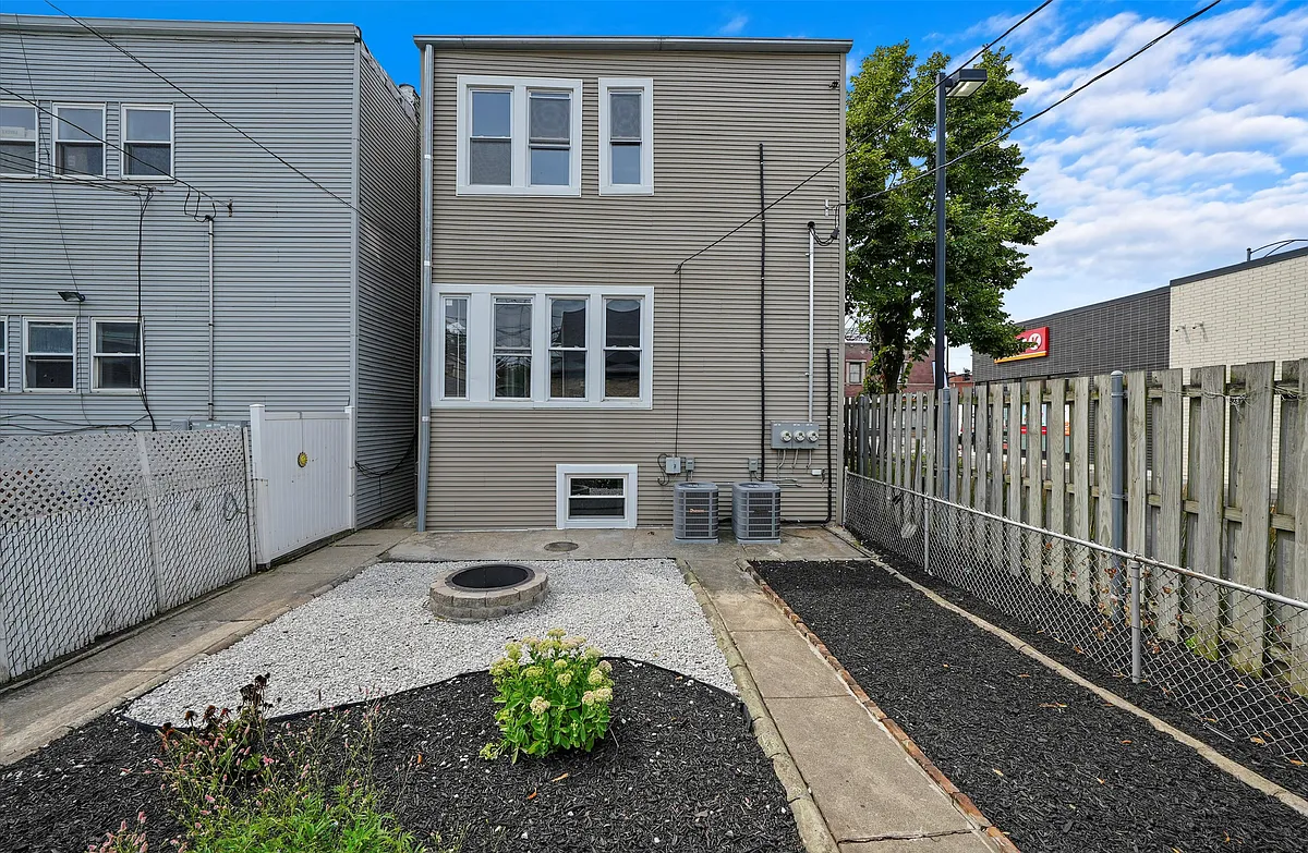 Building Photo - 2752 W Belmont Ave #G