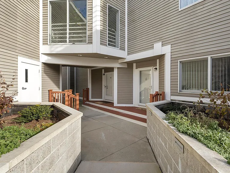 13 Harbour Close #13 — Photo 2