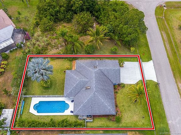 3rd image of 2418 SE Calusa Ave