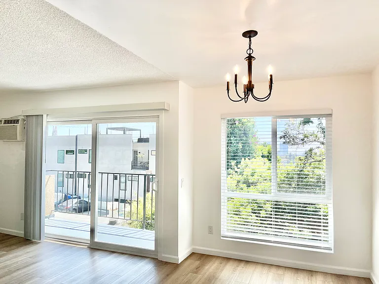 1401 Douglas St #13 — Photo 12