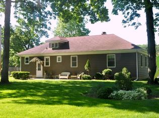 35W225 Blackhawk Dr, South Elgin, IL 60177
