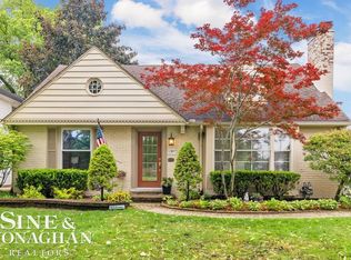 1387 Torrey Rd, Grosse Pointe Woods, MI 48236