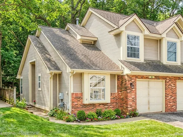 886 Whisperwood Trl, Fenton, MI 48430