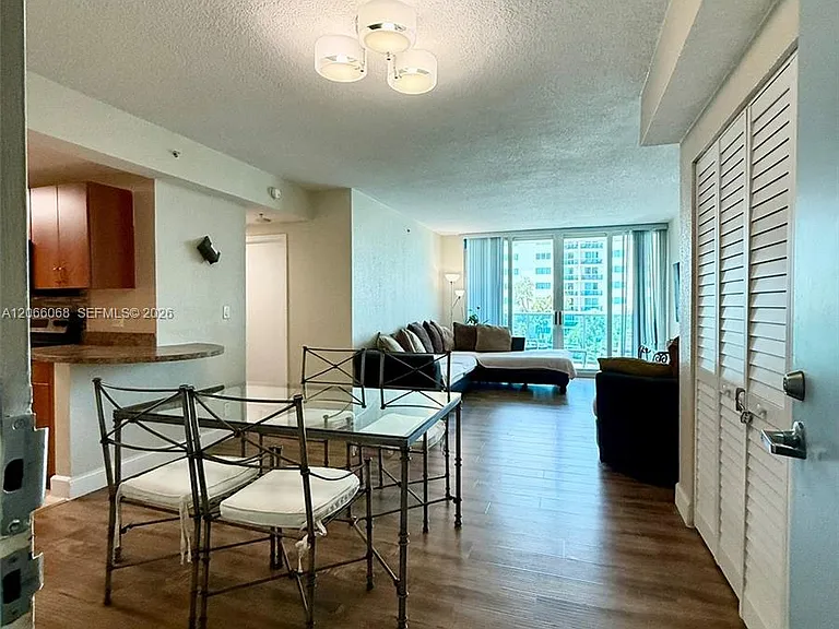 7501 E Treasure Dr #3H — Photo 3