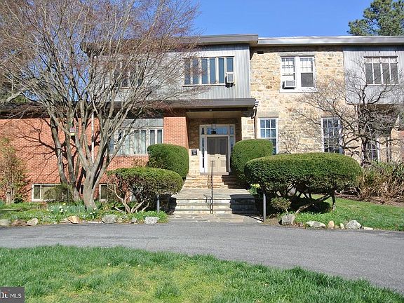 2nd image of 6003 Lakehurst Dr APT 8