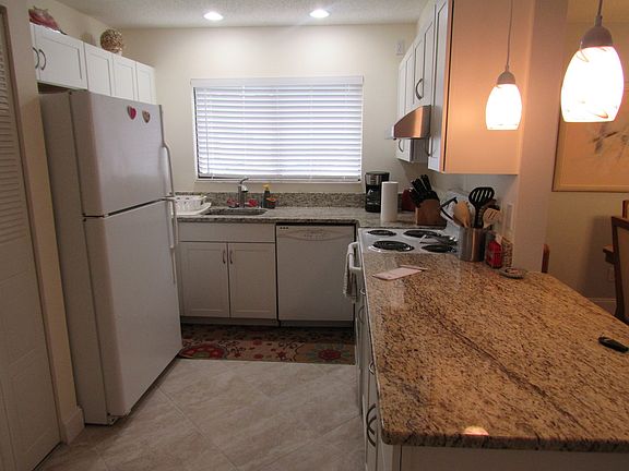 2nd image of 1412 Park Shore Cir APT 4