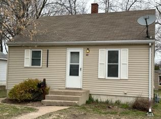 62 9th St, Windom, MN 56101