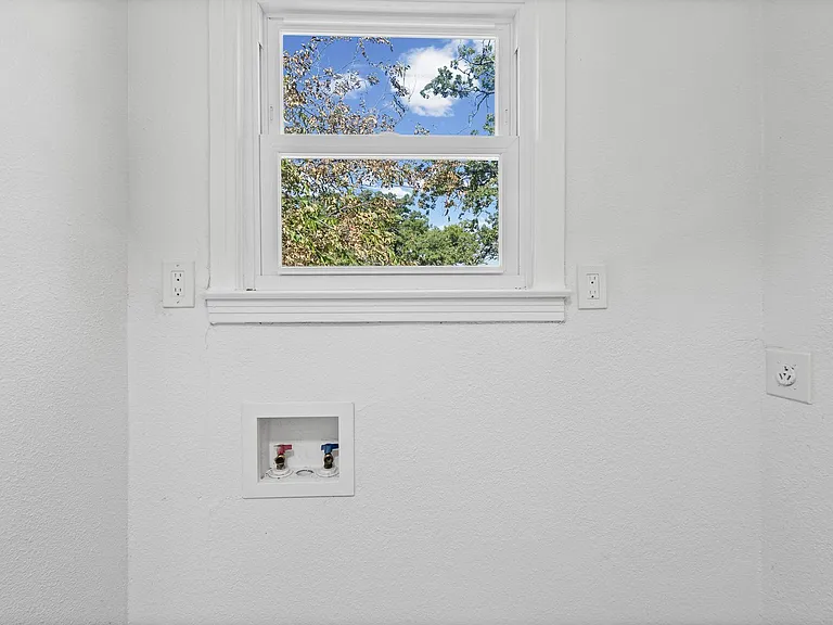 2515 Yeager St — Photo 4