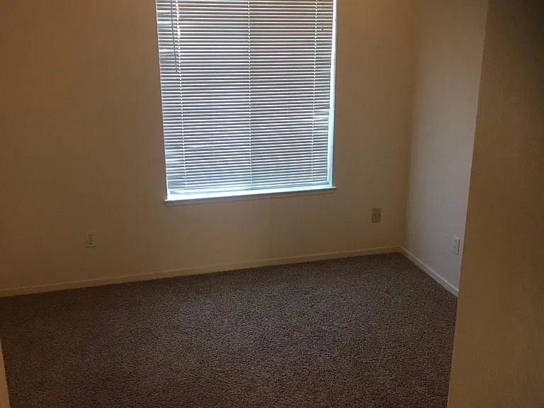 940 Laguna Ct — Photo 13