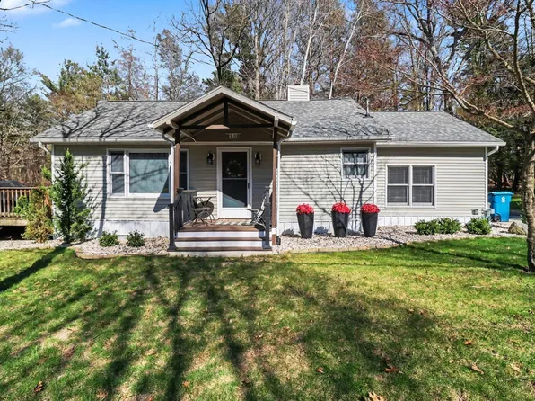 90 S Clymer St, Pentwater, MI 49449