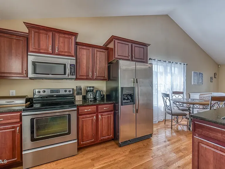 250 Bradford Ln — Photo 6