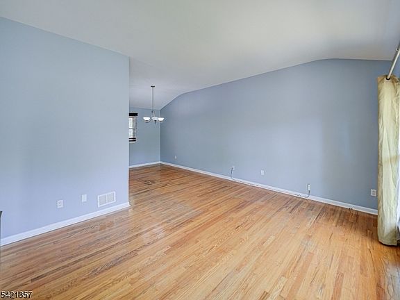5th image of 50 Auburn Rd