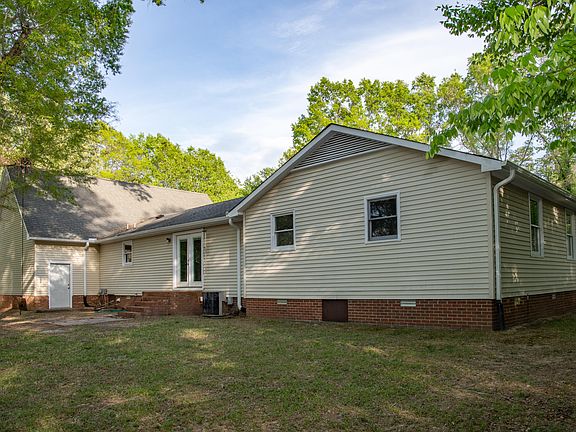 5th image of 230 Hillsborough Rd