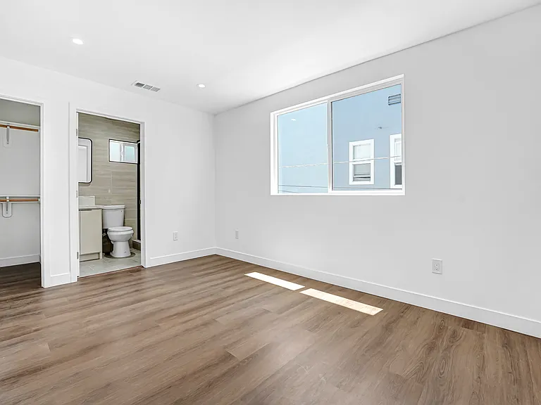 356 1/2 N Chicago St — Photo 10