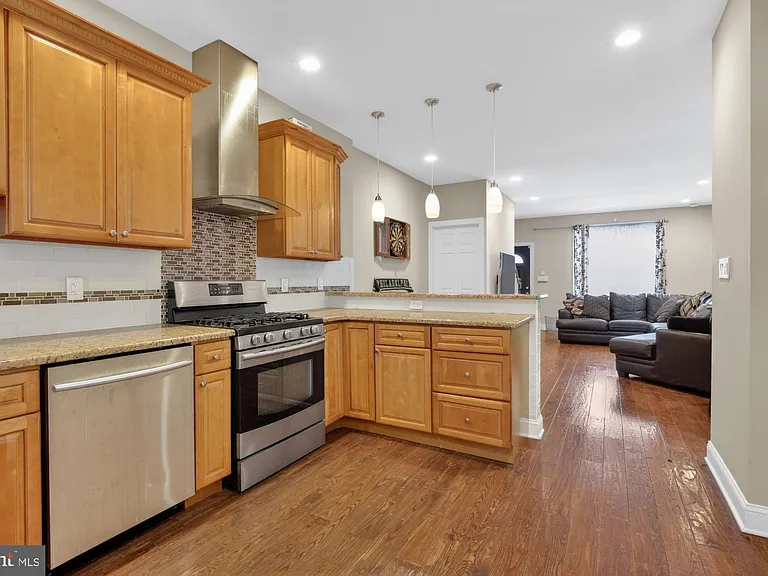 3408 Richmond St — Photo 9