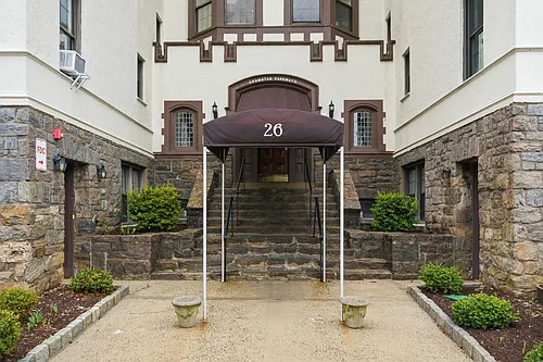 26 Pondfield Rd W #4F Photo 1