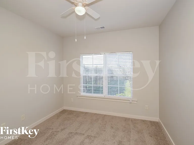 810 Hawthorn Ln — Photo 13