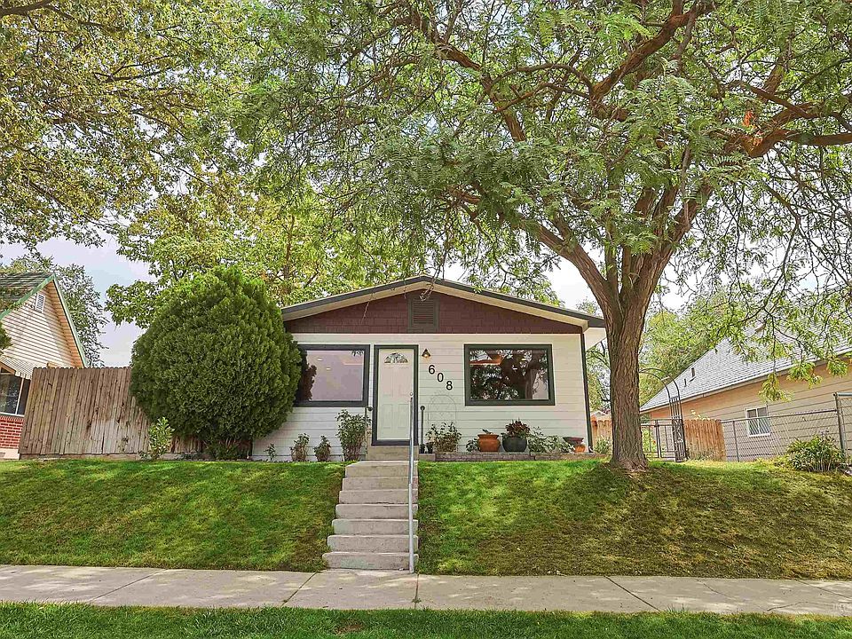 1st image of 608 15th Ave N